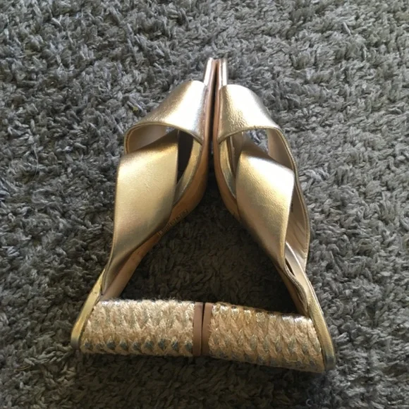 White House Black Market Gold Metallic Criss Cross Slides 6.5 Stunning - Picture 2 of 5